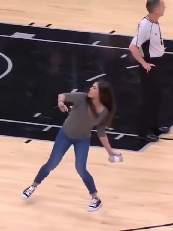 不愧是美國女籃主力，普拉姆的力量太嚇人了