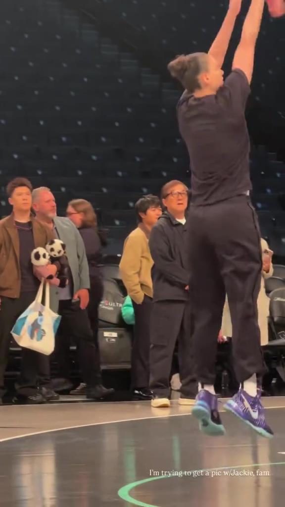 71歲成龍現(xiàn)身巴克萊中心看女籃比賽：她們投籃怎么那么準(zhǔn)?。?！