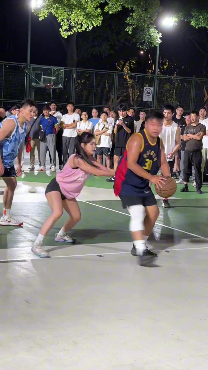 這哥們看見防自己的是女生，一個勁背打，球也不傳了